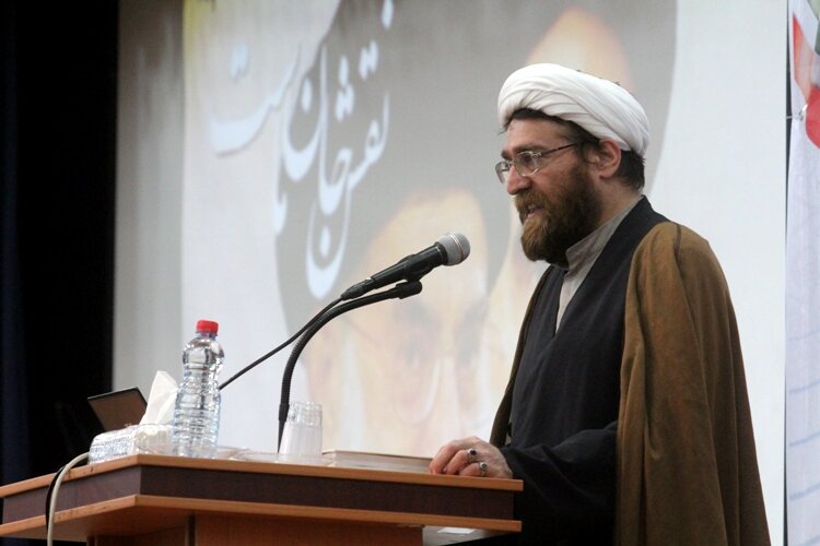 مرحوم حجت‌الاسلام نقده‌دوزان عمر خود را وقف ترویج معارف اهل‌بیت(ع) کرد